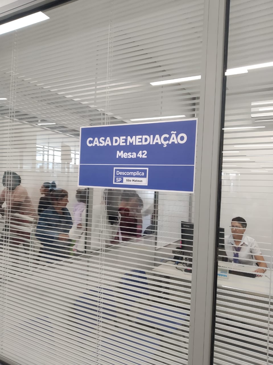 Sala de vidro com uma placa à frente "Casa de Mediação".